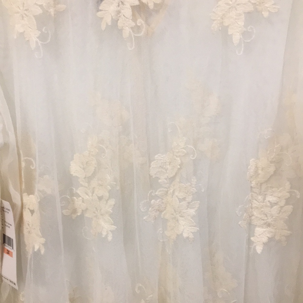 Karen Kane Blouse. - Picture 10 of 12